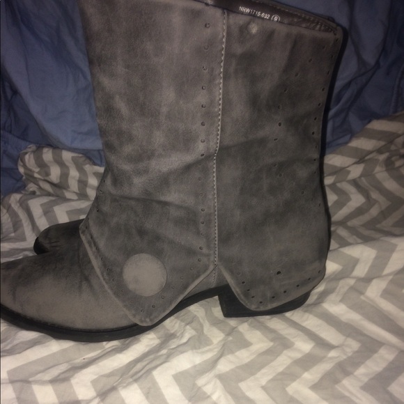 Boots - Picture 4 of 6